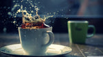 Tasse de thé bio avec un éclat d'eau créant un effet splash
